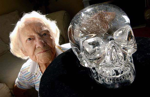 Anna Mitchell-Hedges aan het eind van haar leven, met haar gevonden schedel