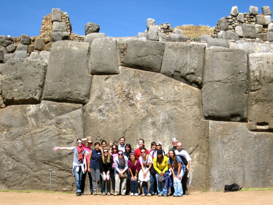 De perfect aaneen sluitende muren van Sacsayhuaman, bij Cuzco in Peru