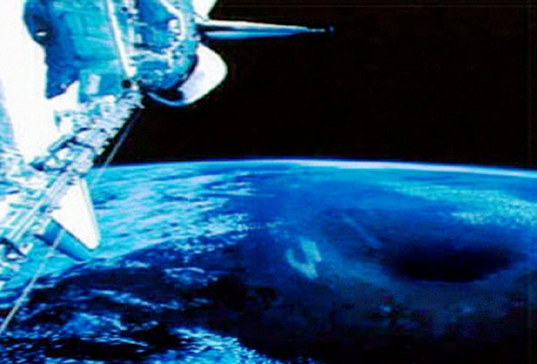Zeldzame foto van het gat in de Noordpool, vanuit de Space Shuttle