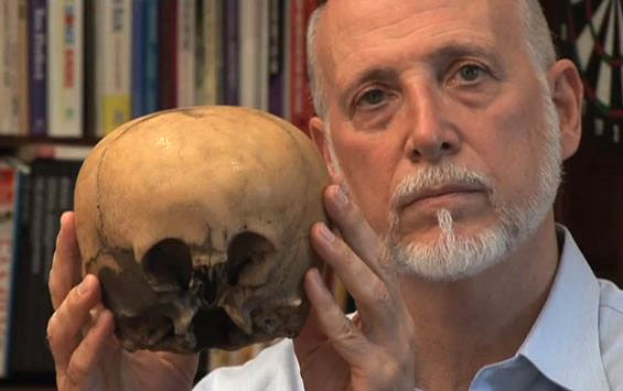 Lloyd Pye (1946 - 2013) met zijn "Starchild" schedel